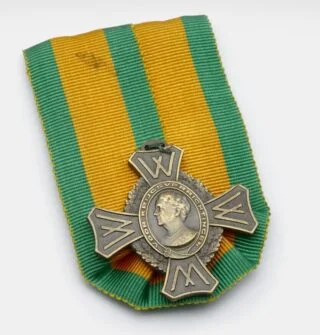 Oorlogs-herinneringskruis. Onderscheiding die in 1947 werd ingesteld voor personen die sinds 10 mei 1940 ten minste zes maanden bij de strijdkrachten, de koopvaardij of de burgerluchtvaart dienden.