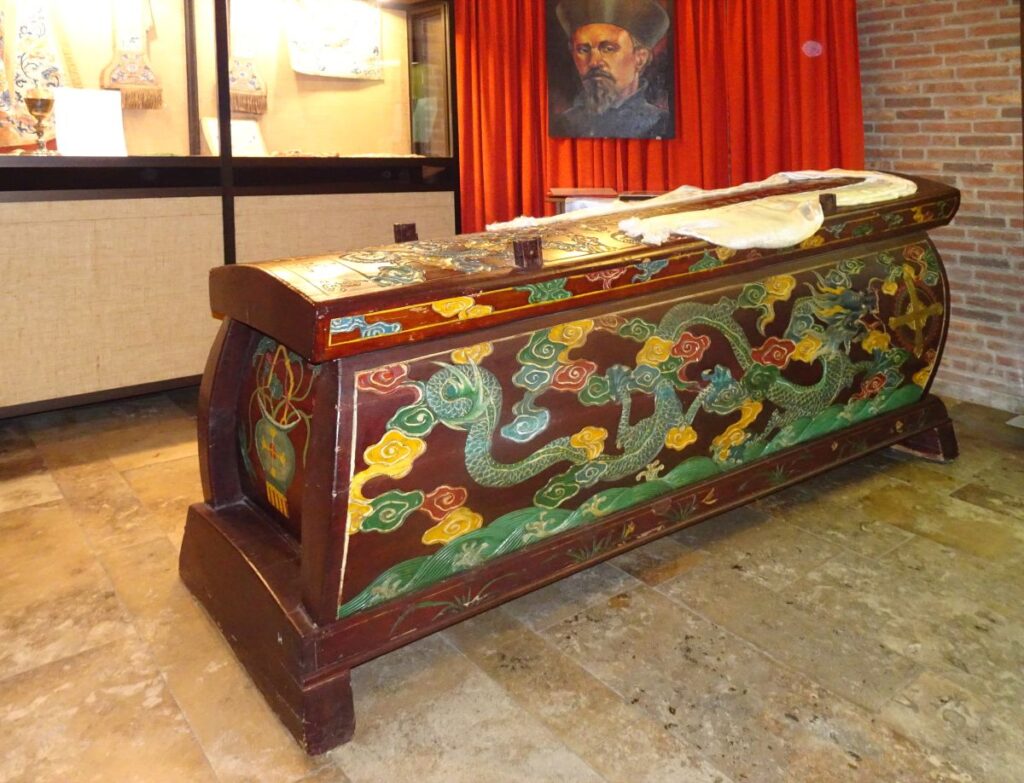 De kleurig bewerkte sarcofaag met de overblijfselen van Verbist in de kapelcrypte van Scheut. 