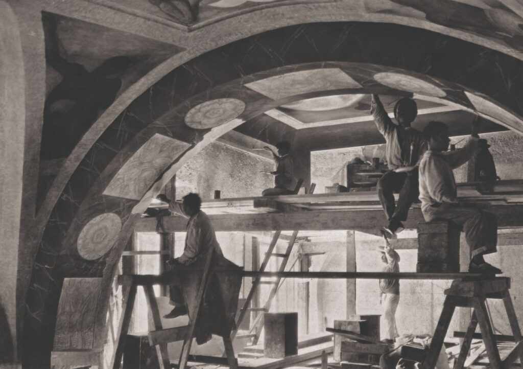 Diego Rivera werkt aan een muurschildering in de “Riveriana-kapel” van de Autonome Universiteit van Chapingo - Tina Modotti, 1924-27