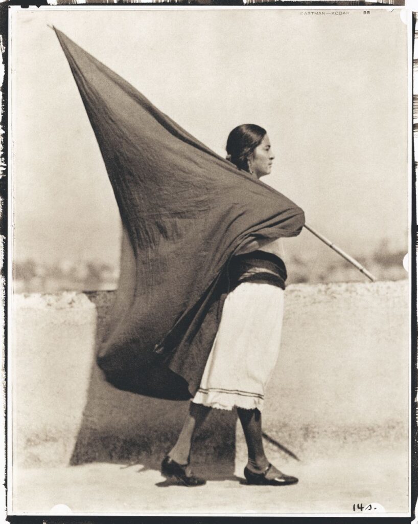 Vrouw met vlag - Tina Modotti, 1927