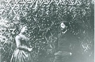Mariette Rousseau met James Ensor in de Brusselse tuin