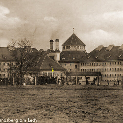 De Landsberg-gevangenis met een pijltje bij de cel van Adolf Hitler