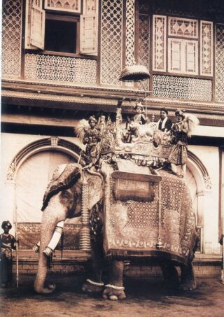 Een vroegere prins van Baroda op een olifant 'in gala tenue'.