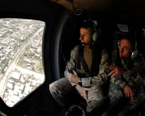 De Amerikaanse oud-generaal David Petraeus in 2007, in een legervliegtuig boven Bagdad