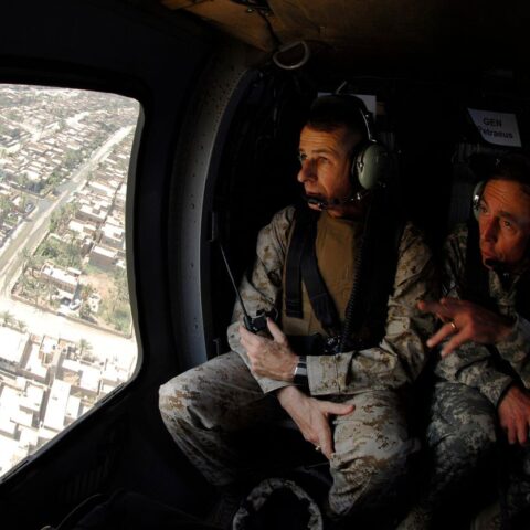 De Amerikaanse oud-generaal David Petraeus in 2007, in een legervliegtuig boven Bagdad