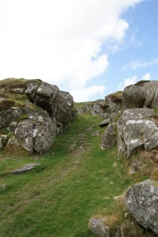 Toegang van de lagere niveaus naar de hogere niveaus van Dunadd Fort