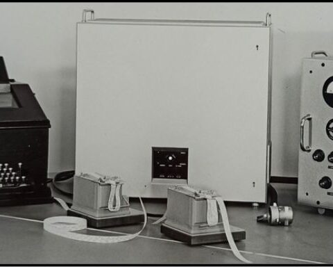 De Ecolex in werkopstelling: van links naar rechts: verreschrijver, Colex met ponsbandlezer, voeding.