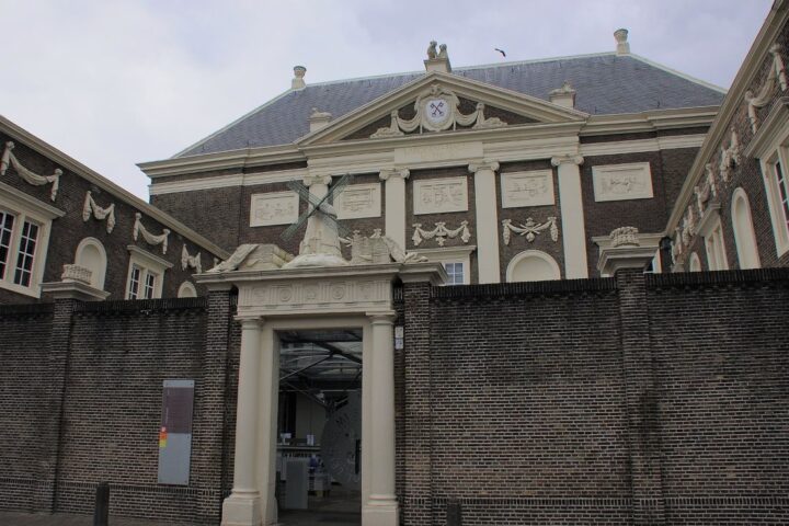 Entree van Museum De Lakenhal in Leiden