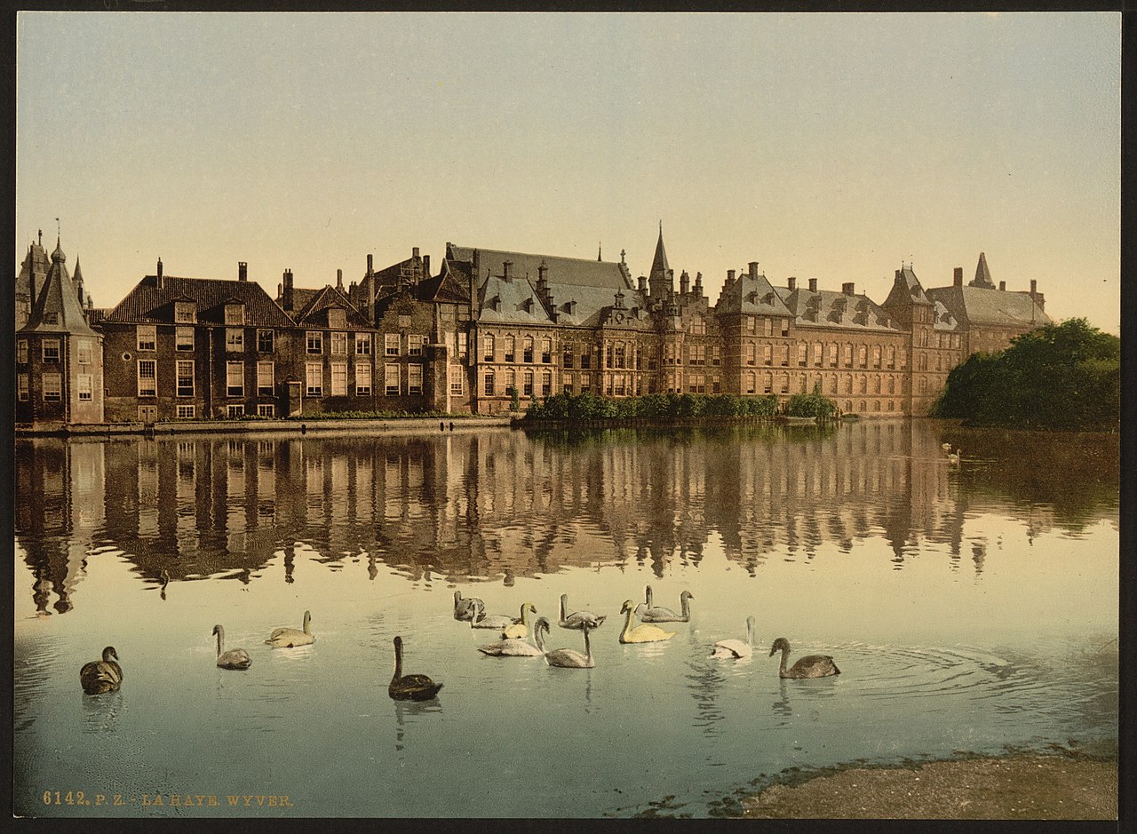 Hofvijver en het Binnenhof in Den Haag rond 1890