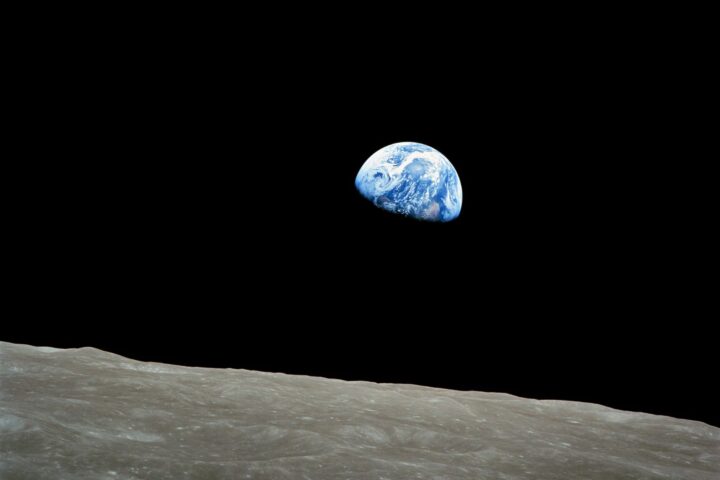 Earthrise (aardopkomst) is een foto van de Aarde, gemaakt in 1968 door astronaut William Anders tijdens de Apollo 8-missie.