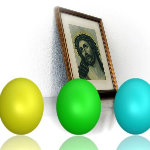Gekleurde paaseieren bij een afbeelding van Jezus