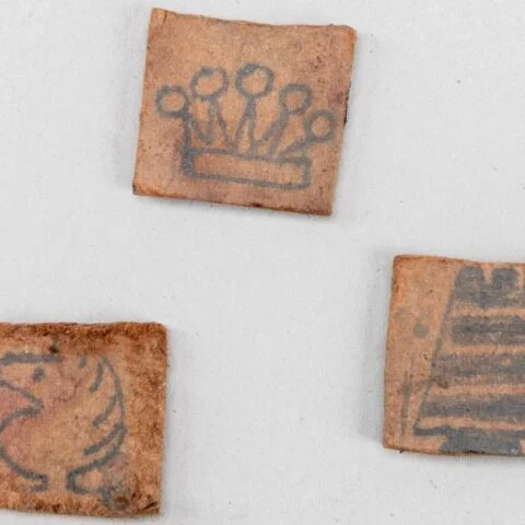 Enkele van de kartonnen schaakstukken die in Auschwitz zijn gevonden