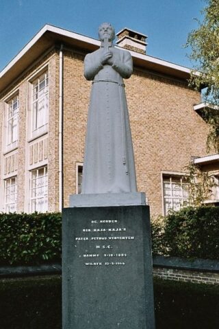 Standbeeld van pater Vertenten in de Jagerstraat in Hamme