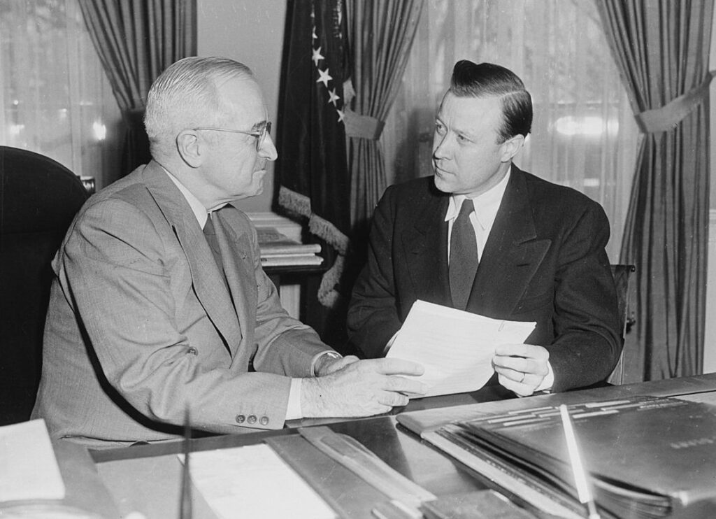 Vakbondsleider Walter Reuther (rechts) in 1952 in het Witte Huis op bezoek bij president Harry Truman.