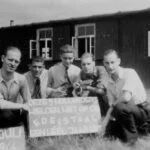 Paul Overdiek (tweede van rechts) en Gust van Hest (rechts) na een jaar in Duitse dwangarbeid