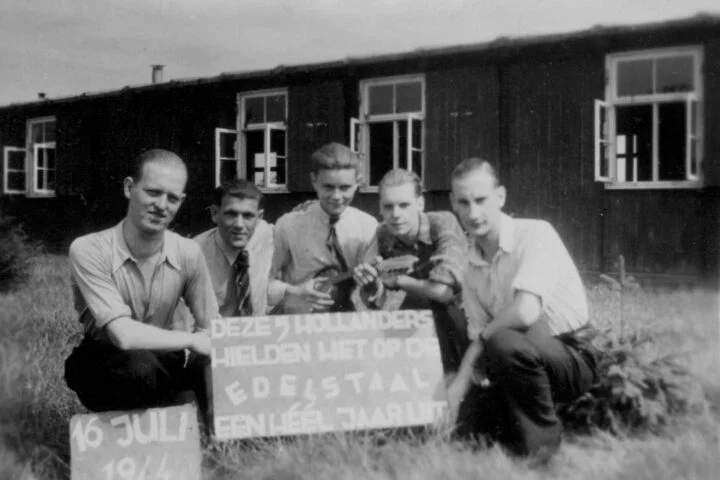 Paul Overdiek (tweede van rechts) en Gust van Hest (rechts) na een jaar in Duitse dwangarbeid