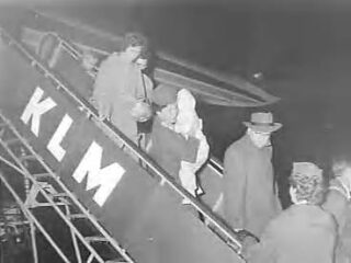 In december 1957 bracht de KLM gezinsleden van Unilever-werknemers vanuit Indonesië naar Nederland vanwege het conflict met de regering in Jakarta over Nieuw-Guinea. In de Oost ging heel wat Nederlands vermogen verloren. 