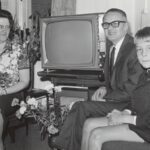 In de jaren vijftig en zestig werden de economische verschillen kleiner, de welvaart breder gedeeld. In augustus 1965 poseerde het echtpaar Bouterse uit Schagen bij hun nieuwe trots: het twee miljoenste geregistreerde televisietoestel in Nederland. Naast zijn vader zit zoon Cees.