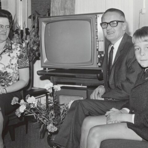In de jaren vijftig en zestig werden de economische verschillen kleiner, de welvaart breder gedeeld. In augustus 1965 poseerde het echtpaar Bouterse uit Schagen bij hun nieuwe trots: het twee miljoenste geregistreerde televisietoestel in Nederland. Naast zijn vader zit zoon Cees.