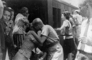 Hartelijke ontvangst nadat een evacuatietrein is aangekomen op station Manggarai in Batavia. Datum onbekend.