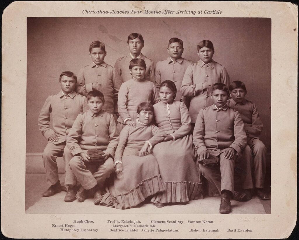 Chiricahua Apaches poseren op een kostschool  in Carlisle, Pennsylvania, 1887
