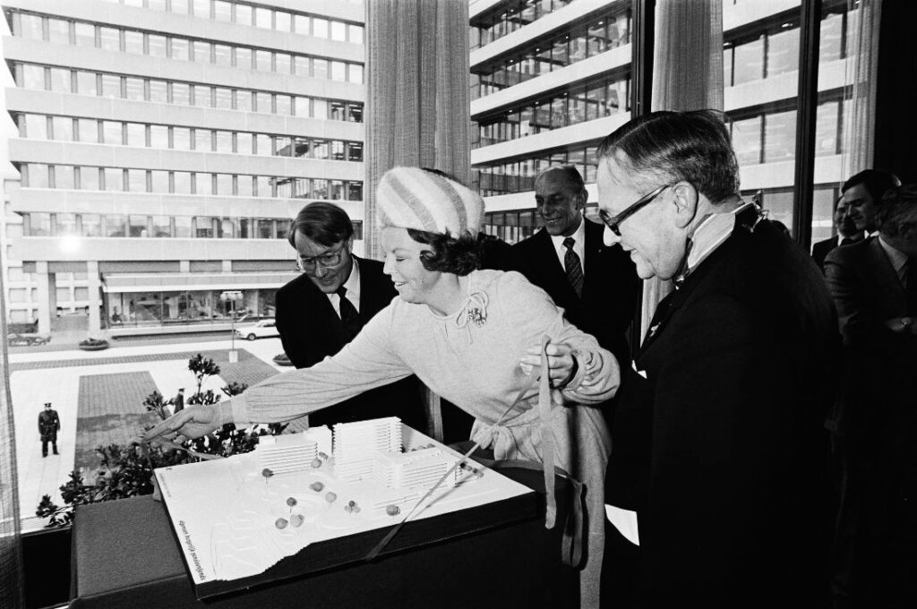 In het Nederlandse pensioenstelsel zit heel veel collectief vermogen. In januari 1980 opende prinses Beatrix in Heerlen de nieuwe vleugel van het hoofdkantoor van het Algemeen Burgerlijk Pensioenfonds (