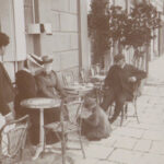 Gezelschap op het terras van Brasserie Gasparini op Corsica, met een ober en vermoedelijk een schoenpoetser, anoniem, ca. 1905 - ca. 1910. Bron: Rijksstudio Rijksmuseum