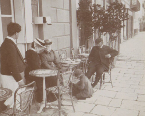 Gezelschap op het terras van Brasserie Gasparini op Corsica, met een ober en vermoedelijk een schoenpoetser, anoniem, ca. 1905 - ca. 1910. Bron: Rijksstudio Rijksmuseum