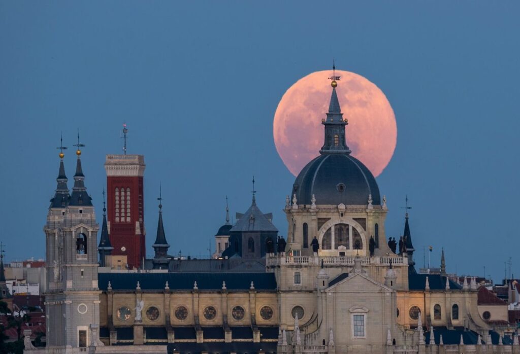 Volle maan achter de kathedraal van Madrid