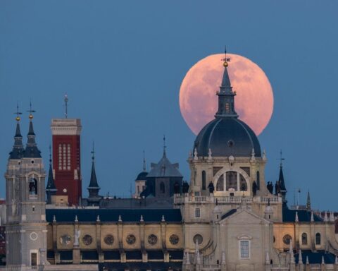 Volle maan achter de kathedraal van Madrid