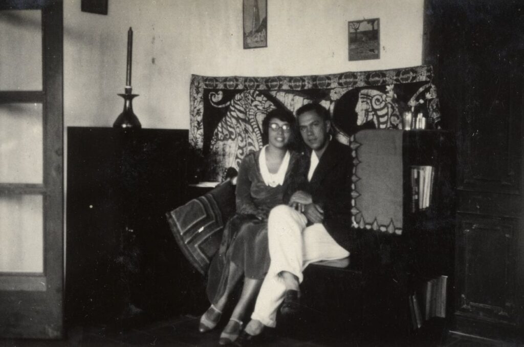 Beb Vuijk en Fernand 'Boet' de Willigen in 1931 of 1932 in hun woning op theeplantage Pagilaran Estate, Midden-Java 