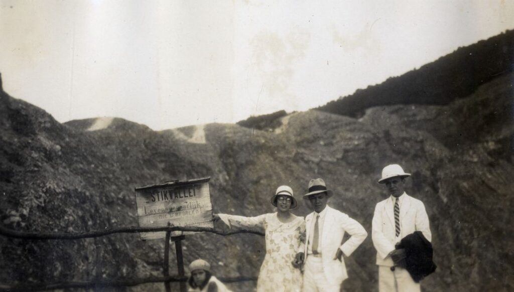 Beb en Fernand in 1931 of 1932 op de per auto bereikbare kraterrand van de Tangkuban Prahu op West-Java