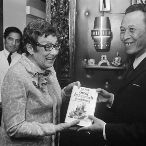 Op 9 oktober 1973 geeft Beb Vuijk een exemplaar van haar ‘Groot Indonesisch kookboek’ aan Sujatmo Martosuhardjo, waarnemend ambassadeur van Indonesië in Den Haag.