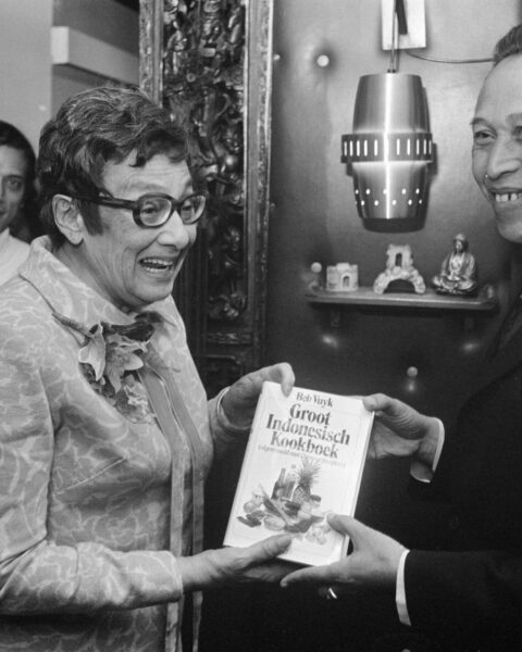 Op 9 oktober 1973 geeft Beb Vuijk een exemplaar van haar ‘Groot Indonesisch kookboek’ aan Sujatmo Martosuhardjo, waarnemend ambassadeur van Indonesië in Den Haag.