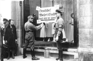 Bruinhemden van de Sturmabteilung tijdens de boycot van 1 april 1933.