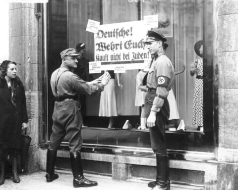Bruinhemden van de Sturmabteilung tijdens de boycot van 1 april 1933.