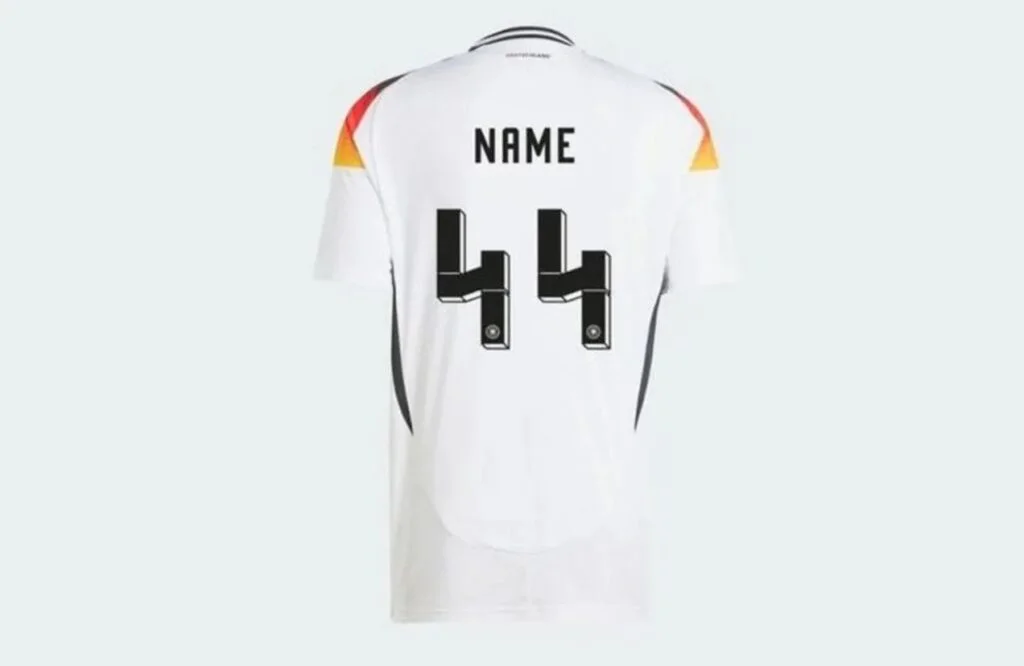 Achterzijde van het Duitse voetbalshirt met rugnummer 44