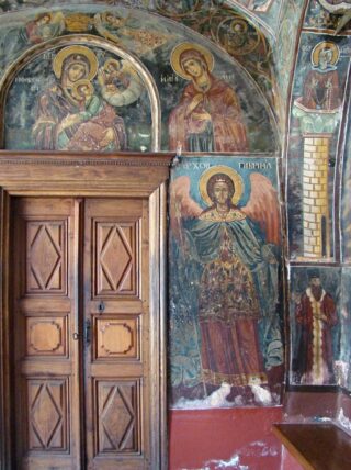 Fresco’s en iconen in klooster Kouloumousiou.