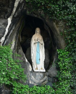 Het Mariabeeld in Lourdes