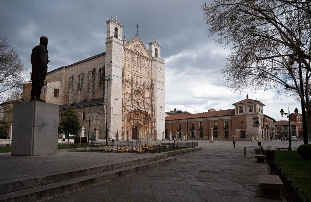 Plaza de San Pablo in Valladolid, met links het standbeeld van Filips II
