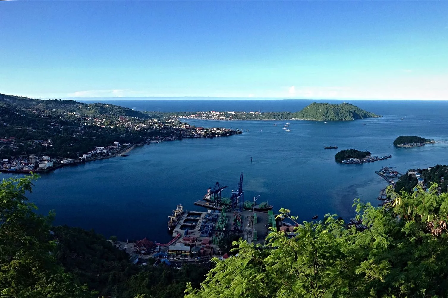 Zicht op Jayapura, het voormalige Hollandia