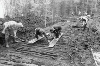 Opgraving van een veenweg bij het Drentse Smilde, 1983.