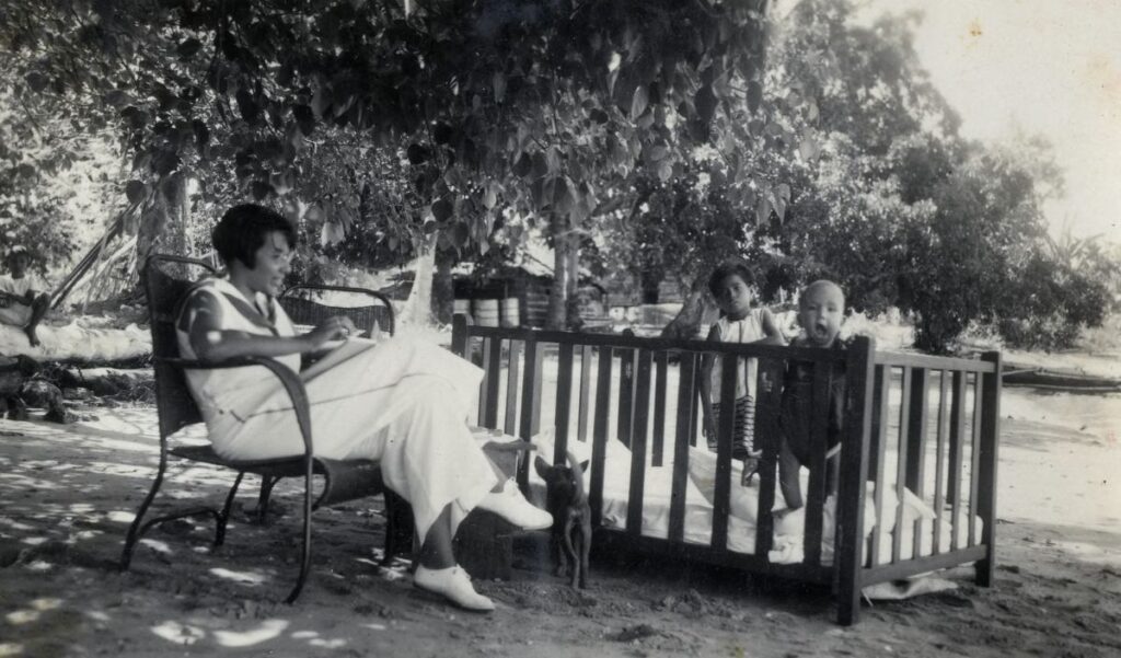 Beb Vuijk in 1934 met zoontjes Hans en Ru voor hun huis op Buru. 