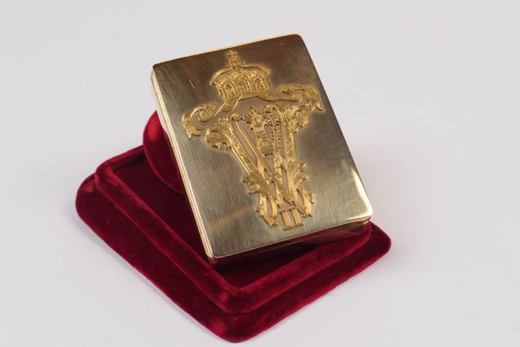 Het gouden doosje dat keizer Wilhelm II via Bernhard Dernburg in 1908 uit Duits Zuidwest-Afrika als geschenk kreeg.