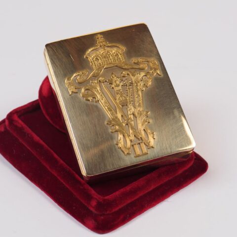 Het gouden doosje dat keizer Wilhelm II via Bernhard Dernburg in 1908 uit Duits Zuidwest-Afrika als geschenk kreeg.