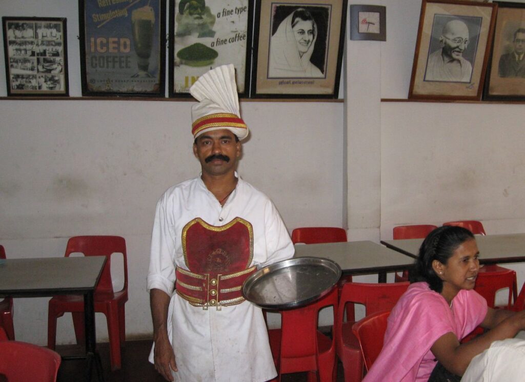 Ober in een van de vele coffeehouses in India.
