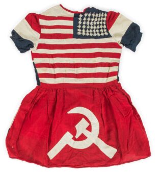 Achterzijde van het jurkje met de vlaggen van Amerika en de Sovjet-Unie