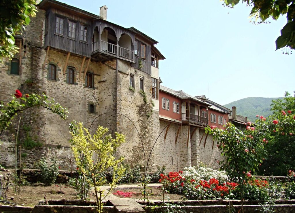 Het uitnodigende klooster Iviron met hooggelegen balkons en uitbouwen aan de buitengevel.
