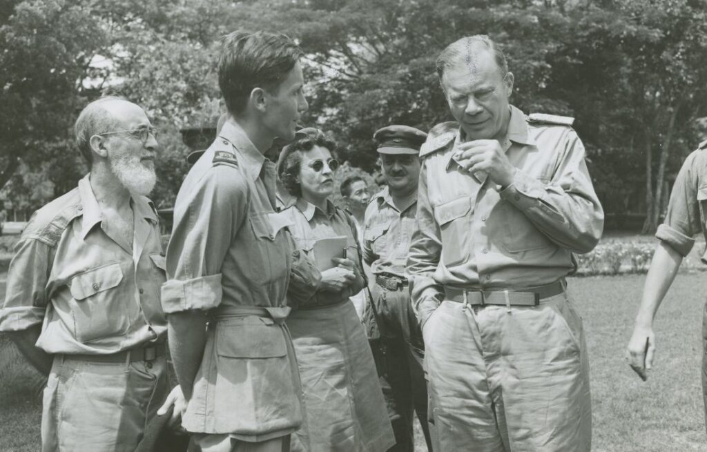 Van Mook (rechts) op 15 oktober 1945 in Batavia tijdens een persgesprek met oorlogscorrespondenten. 