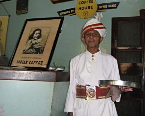 Een ober in de typerende outfit van de Indian Coffeehouses.
